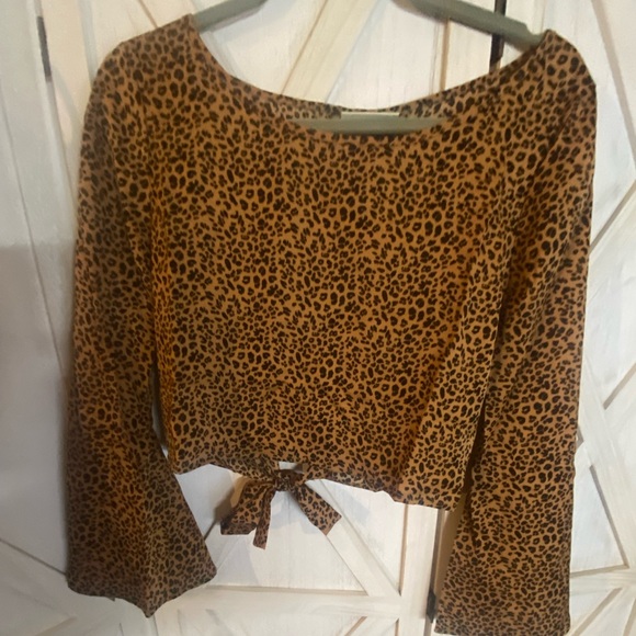Women Leopard Bell Sleeve Crop Top_Blouse_Medium - Picture 4 of 7